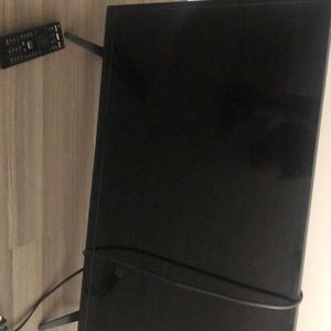 VIZIO SMART TV w/ Remote (Netflix, HULU)